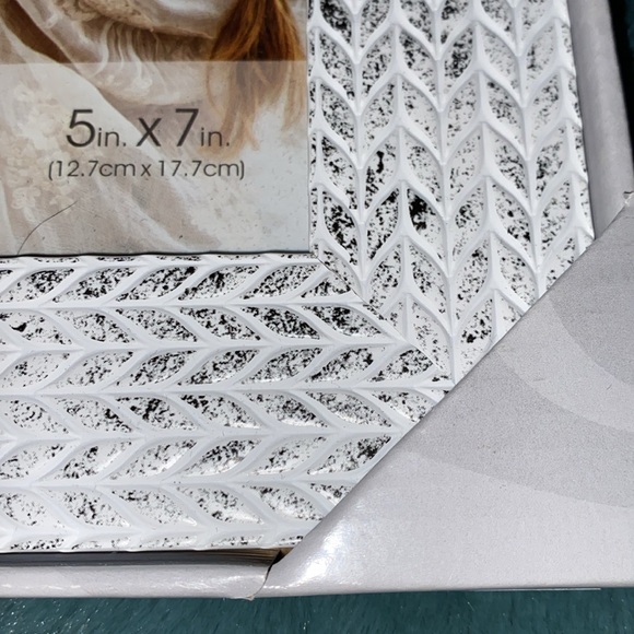 Malden 5x7 wood-look resin picture frame NWT - Picture 2 of 3